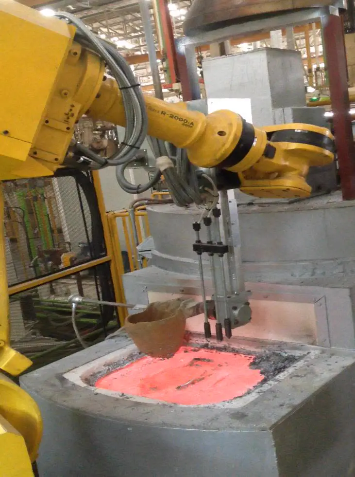 หุ่นยนต์ FANUC ตักน้ำอะลูมิเนียมหลอมในงาน Gravity Casting ที่ NKE ติดตั้ง