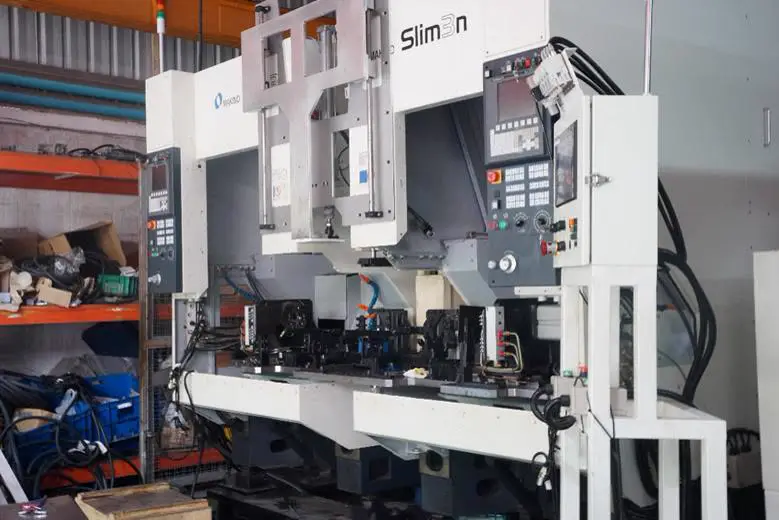 เซลล์เครื่องจักร CNC พร้อมหุ่นยนต์ป้อนชิ้นงาน โดย NKE